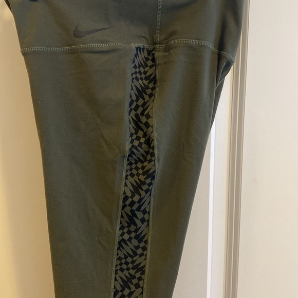 Nike | Cropped Green Leggings with Geometric side pattern - Picture 2 of 4